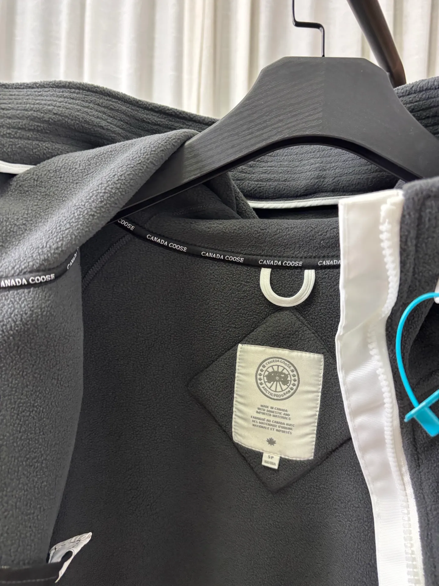 P610 Style number: DC212# [Canada Goose] Canada Goose wool fleece bomber jacket hooded jacket. Classic Chilliwa wool fleece pilot official website 1:1:1 customized model. Canada goose Chilliwa Fce Bomber HUMANATURE, limited white label wool fleece, light gray and white label, really high-end✌️soft and comfortable, not heavy. Buyers who like it should hurry up😈 Color: black gray white Size: S-XL [Picture 9️⃣Size chart]